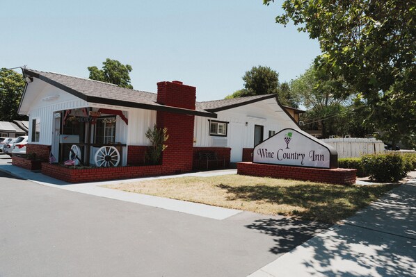 Front of property - Hotel Paso Robles Wine Country (Paso Robles)