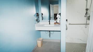 Quarto standard, 1 cama King, acessível | Banheiro | Produtos de toalete grátis, secador de cabelo (mediante solicitação)