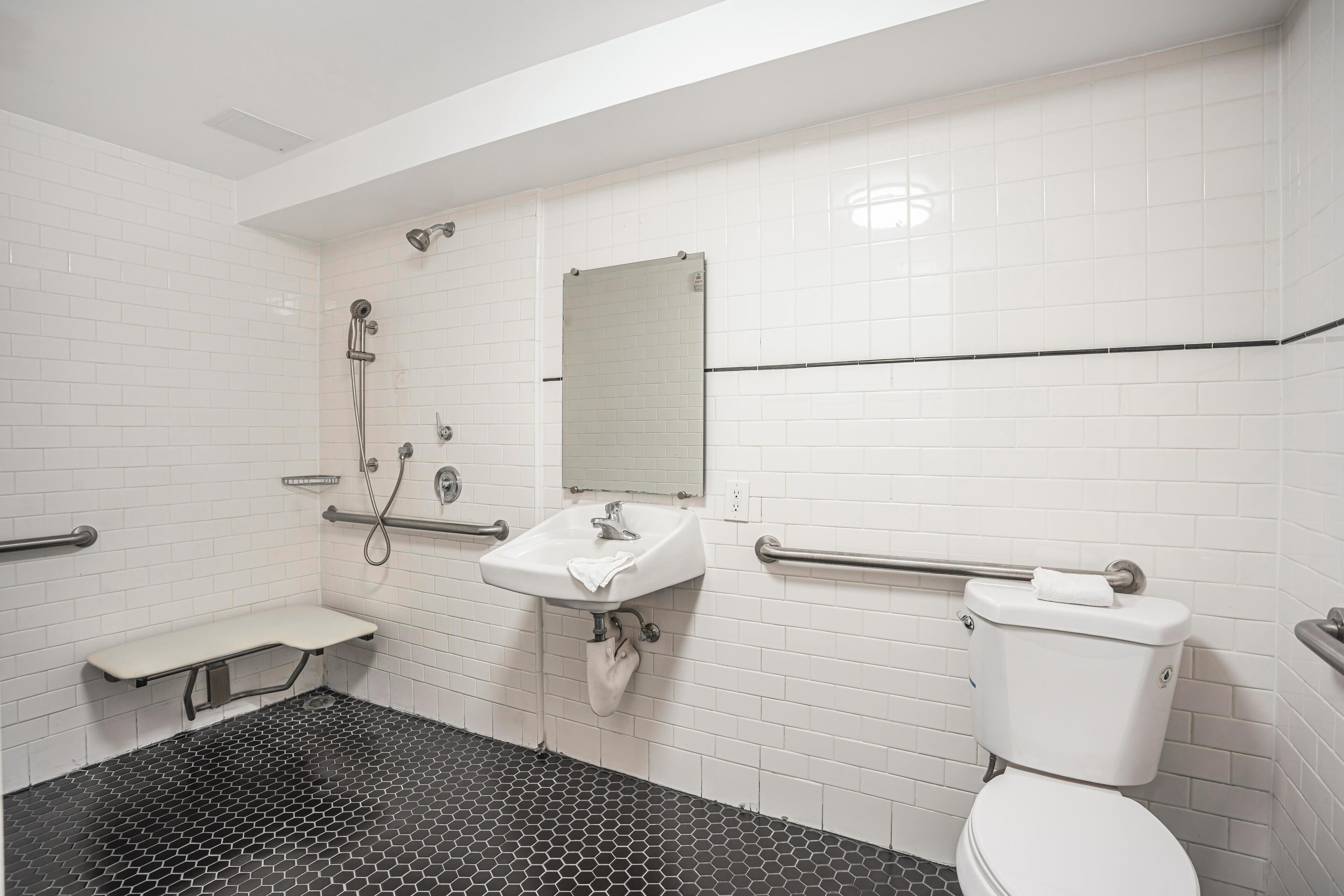 Deluxe Single Room, Accessible | Bathroom | Shower, free toiletries, hair dryer, towels