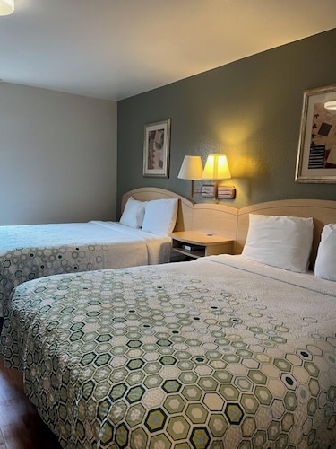 HomeTowne Studios & Suites by Red Roof Bentonville