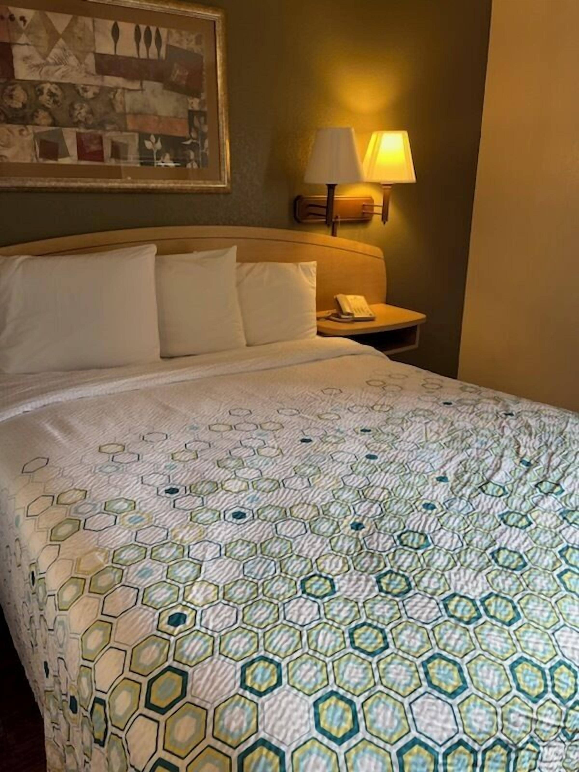 Desk, cribs (free), WiFi (free), bed sheets