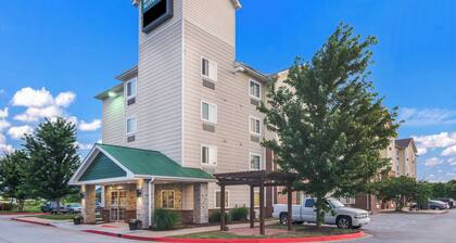 HomeTowne Studios & Suites by Red Roof Bentonville