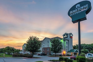Un hotel con un cartel que indica que es un HomeTown Suites by Red Roof.