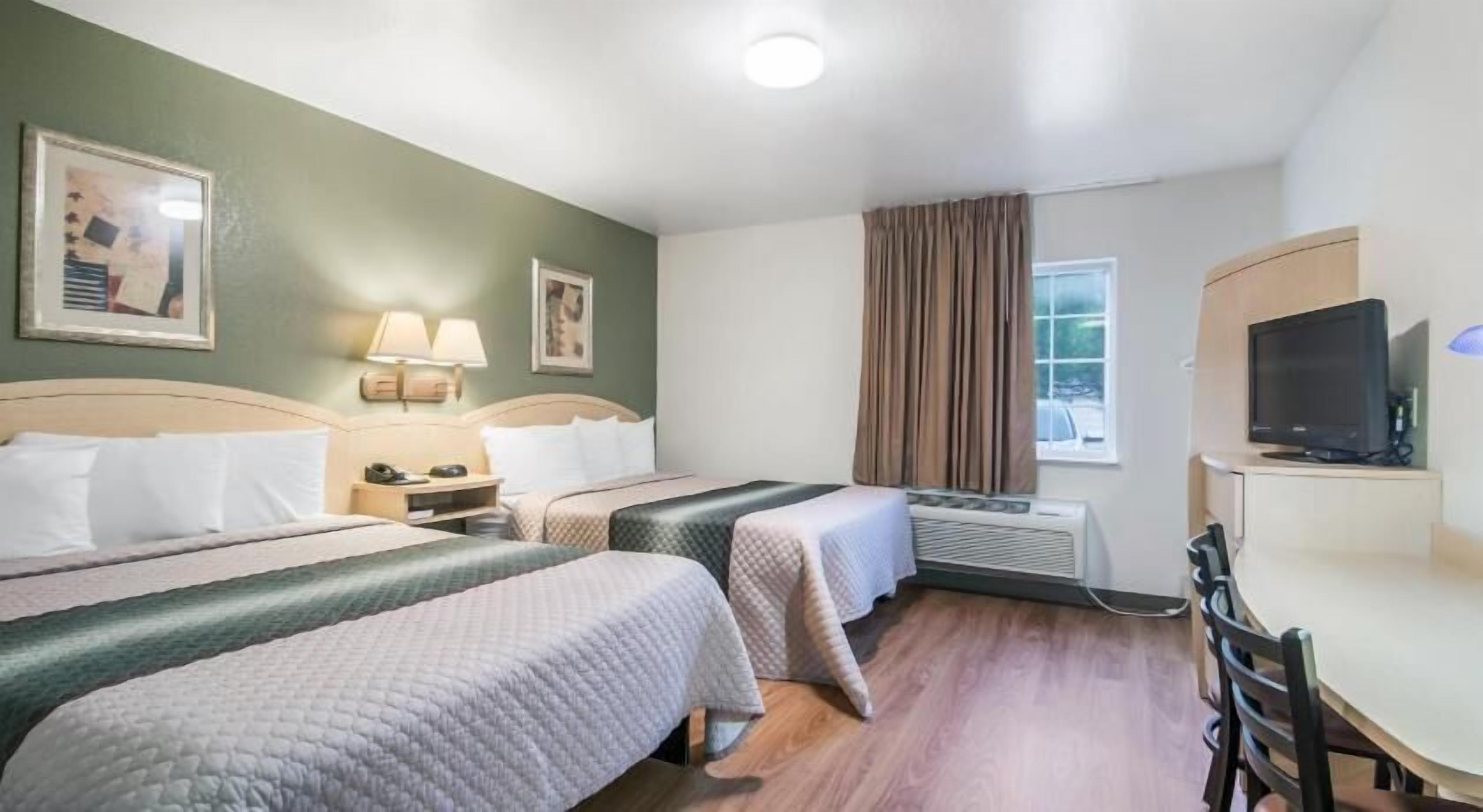 Desk, free cots/infant beds, free WiFi, bed sheets