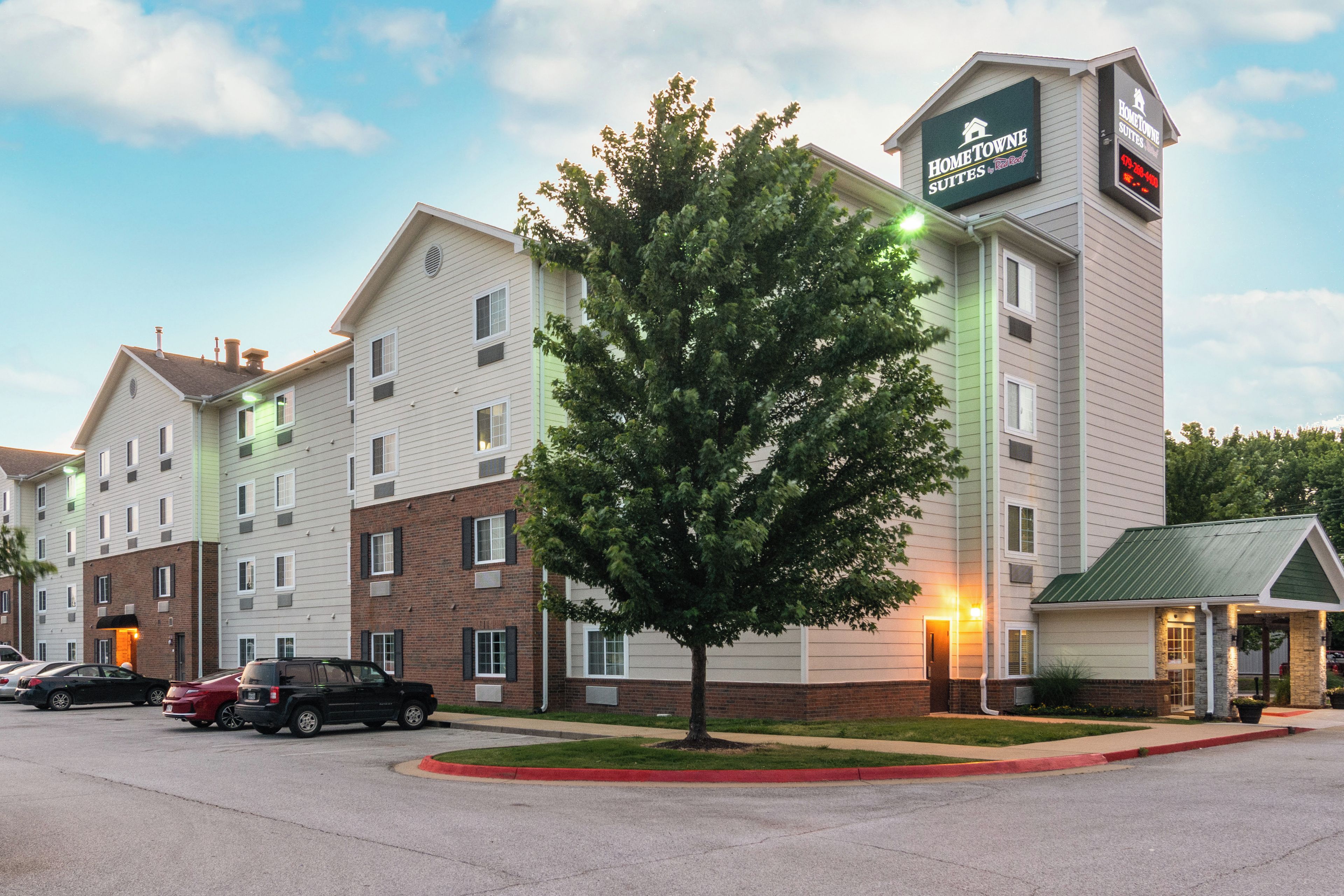 Een meerhoog hotel met een opvallend bord voor Home Towne Suites.