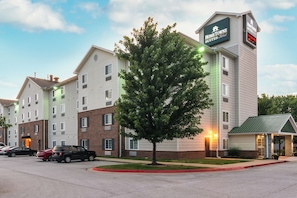 Een meerhoog hotel met een opvallend bord voor Home Towne Suites.