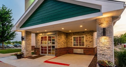 HomeTowne Studios & Suites by Red Roof Bentonville