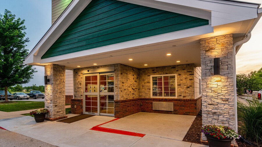 HomeTowne Studios & Suites by Red Roof Bentonville