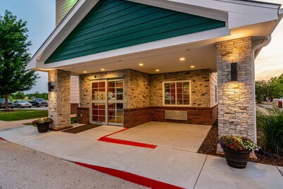 HomeTowne Studios & Suites by Red Roof Bentonville