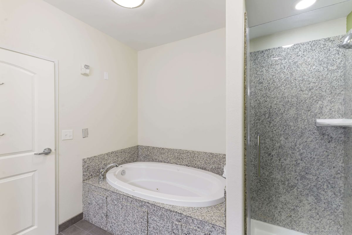 room, 1 king bed, non smoking, jetted tub | bathroom | free toiletries, hair dryer, towels, soap