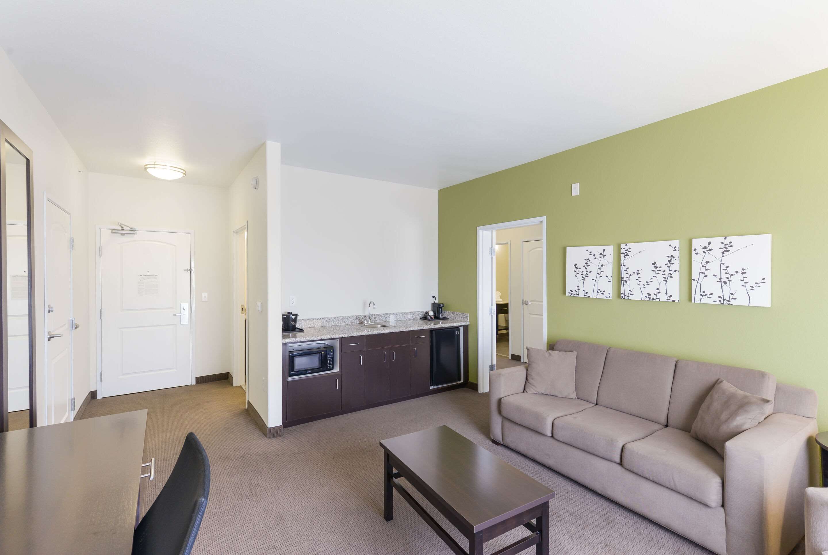 executive suite, multiple beds, non smoking | desk, blackout curtains, iron/ironing board, free cots/infant beds