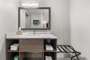 Combined shower/tub, hair dryer, towels, soap - Red Roof Inn Memphis - Graceland/ Airport (Memphis)