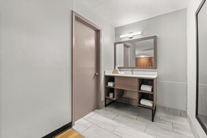 Bañera con ducha, secador de pelo, toallas, jabón