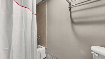 Suihkun ja ammeen yhdistelmä, hiustenkuivaaja, pyyhkeet, saippua