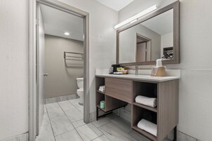Bañera con ducha, secador de pelo, toallas, jabón