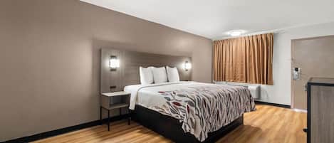 Habitación Deluxe, 1 cama King size, para fumadores | Escritorio, espacio para trabajar con laptop y cortinas blackout