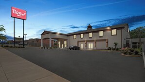 A Red Roof Inn with a spacious parking lot, a covered entrance, and a modern building facade.