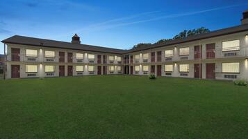 Majoituspaikan julkisivu illalla/yöllä