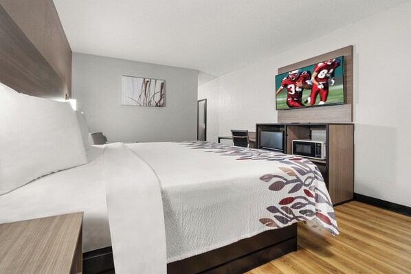 Superior Room, 1 King Bed, Non Smoking | Desk, laptop workspace, blackout drapes, iron/ironing board