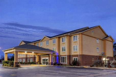 Exterior. Springplace Inn & Suites