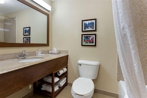 Combined shower/bathtub, free toiletries, hair dryer, towels - Springplace Inn & Suites (Marion)