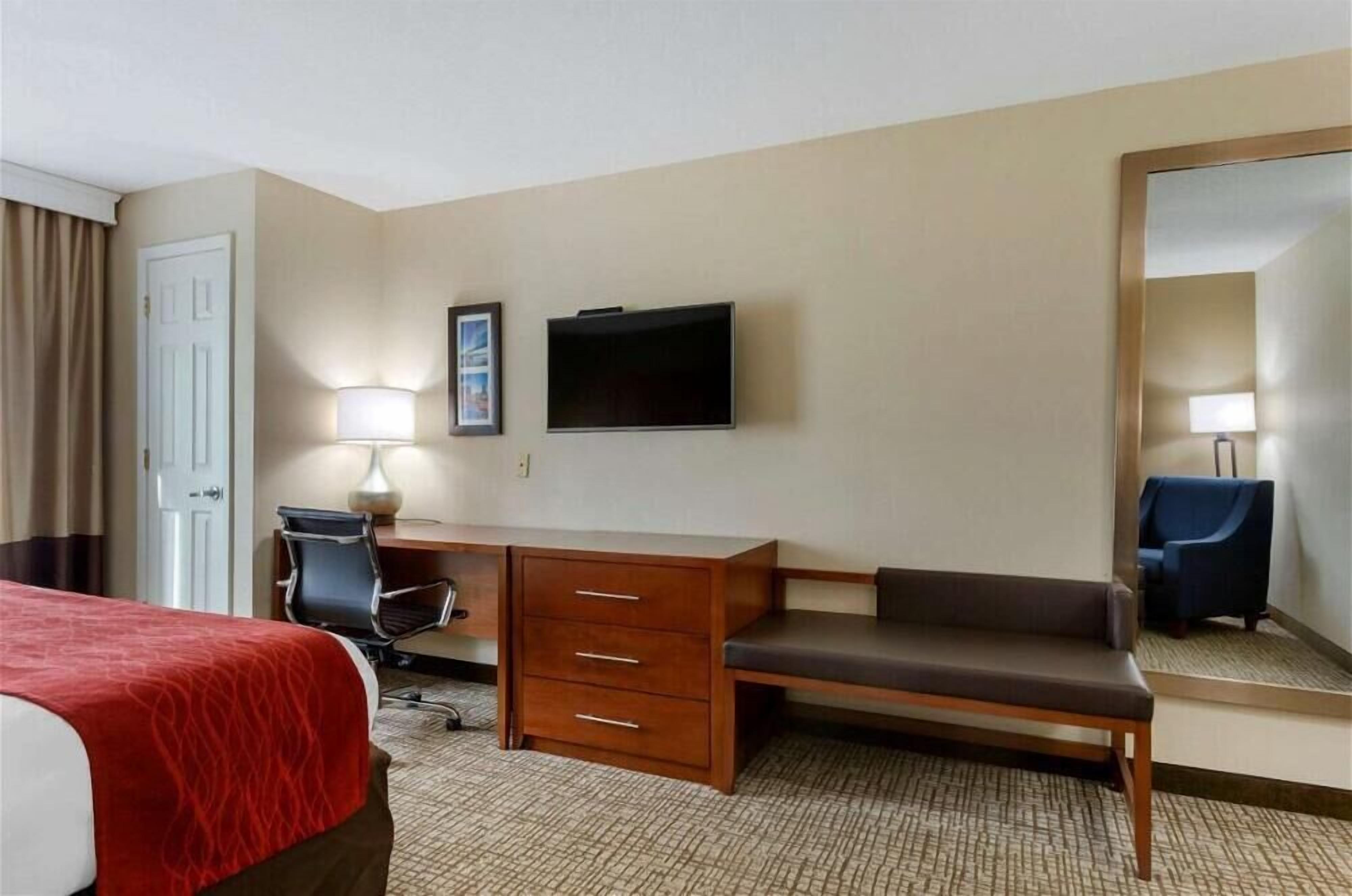 Een kluis op de kamer, een bureau, een strijkplank/strijkijzer