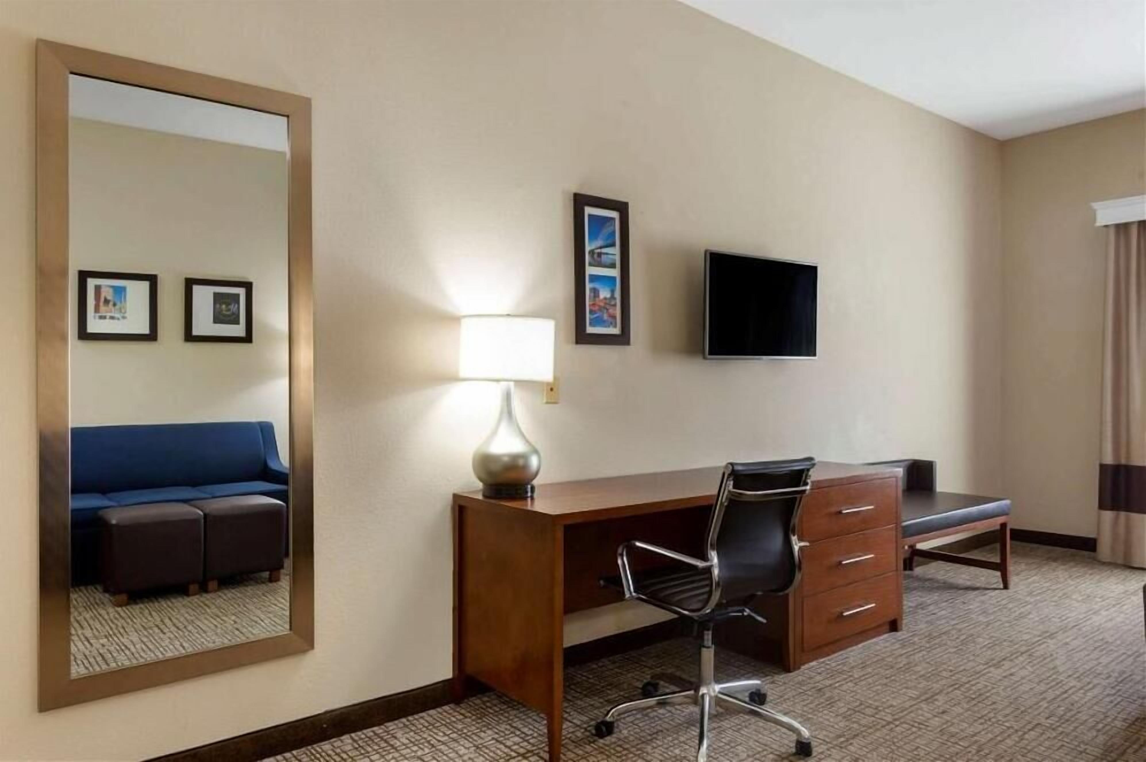 Een kluis op de kamer, een bureau, een strijkplank/strijkijzer