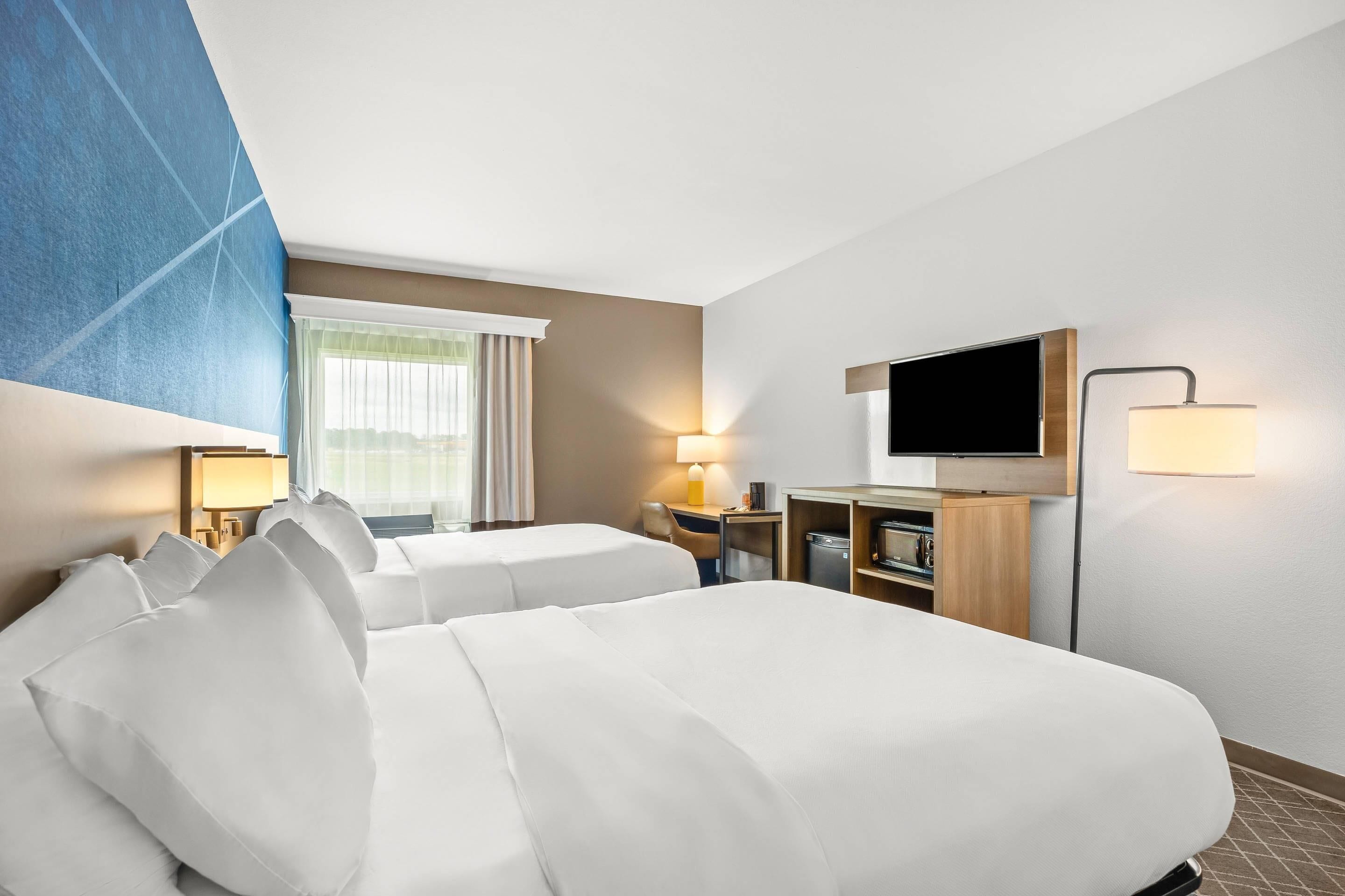 Meja kerja, setrika/meja setrika, dan tempat tidur bayi gratis