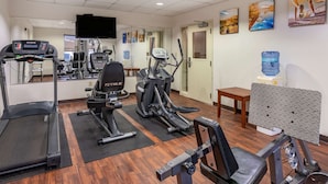 A gym with treadmills, elliptical machines, and weightlifting equipment. - Comfort Inn Louisville Southwest (Louisville)