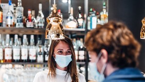 Un bar con un barista e un cliente.