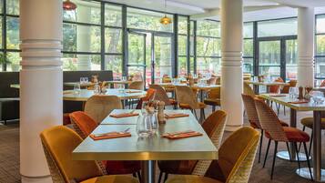 Breakfast and dinner served