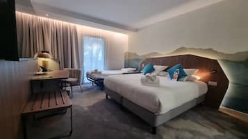 Privilege, Habitación, 1 cama King size y sofá cama, balcón, vista al jardín | Ropa de cama de alta calidad, camas Select Comfort y minibar