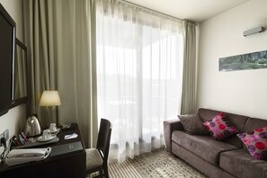 Roupas de cama premium, camas Select Comfort, frigobar