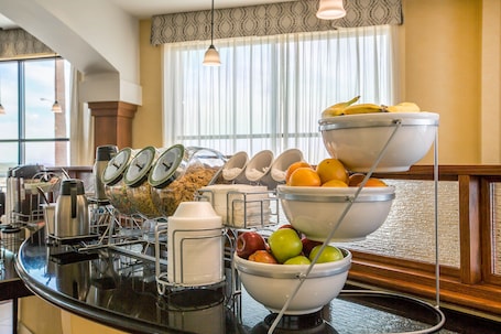 Tägliches inbegriffenes Frühstücksbuffet. Comfort Suites Barstow near I-15