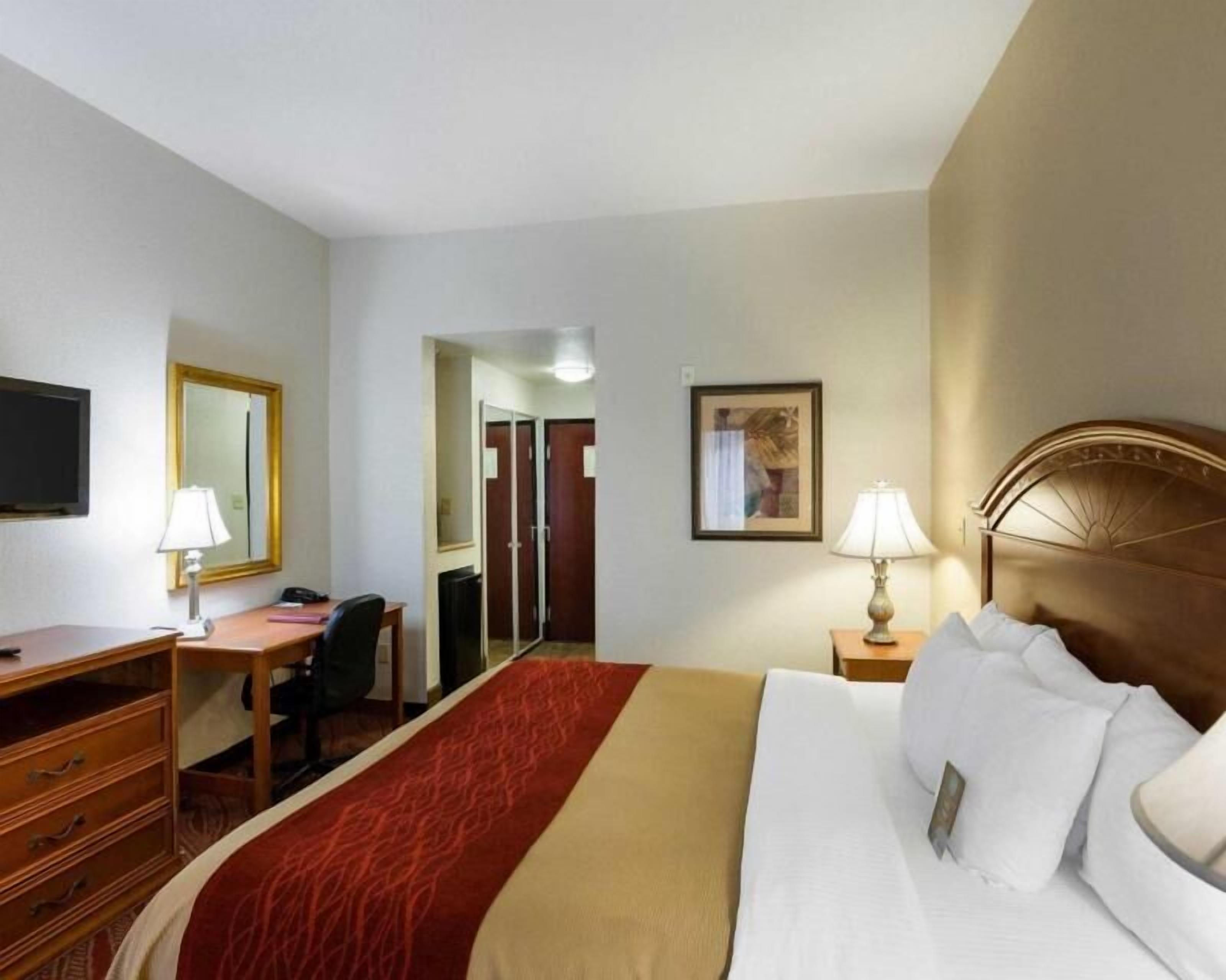 Desk, laptop workspace, iron/ironing board, free WiFi