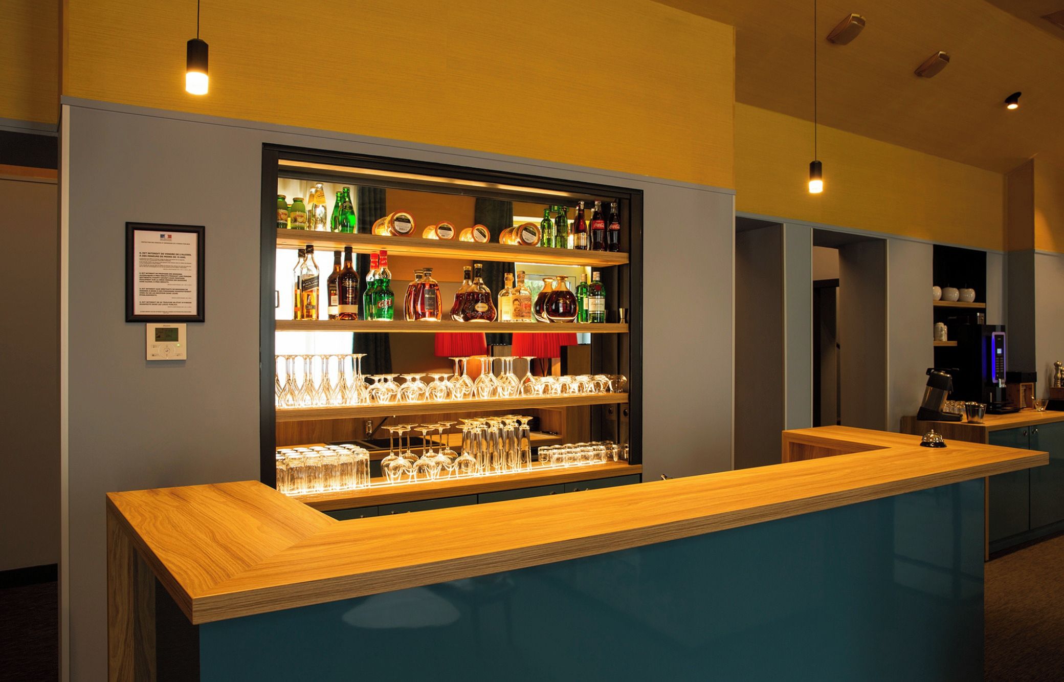 Un'area bar con scaffali pieni di bottiglie di liquore e bicchieri.
