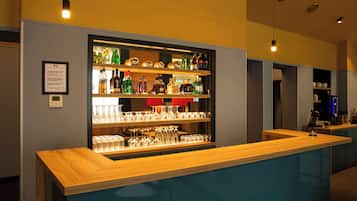 Un'area bar con scaffali pieni di bottiglie di liquore e bicchieri.