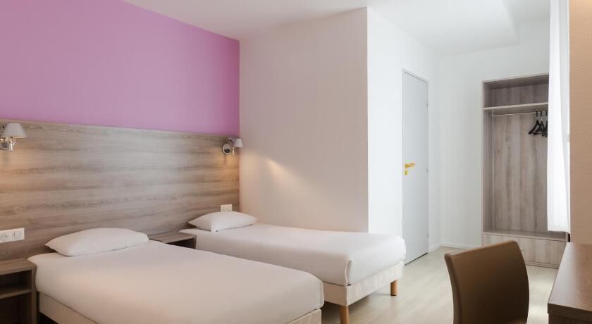 Tabla de planchar con plancha, wifi gratis y ropa de cama 
