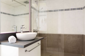 Iron/ironing board, free WiFi, bed sheets - BRIT HOTEL CONFORT NEVERS Centre Gare (Nevers)