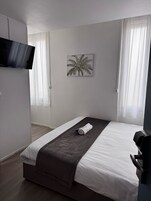 Tabla de planchar con plancha, wifi gratis y ropa de cama