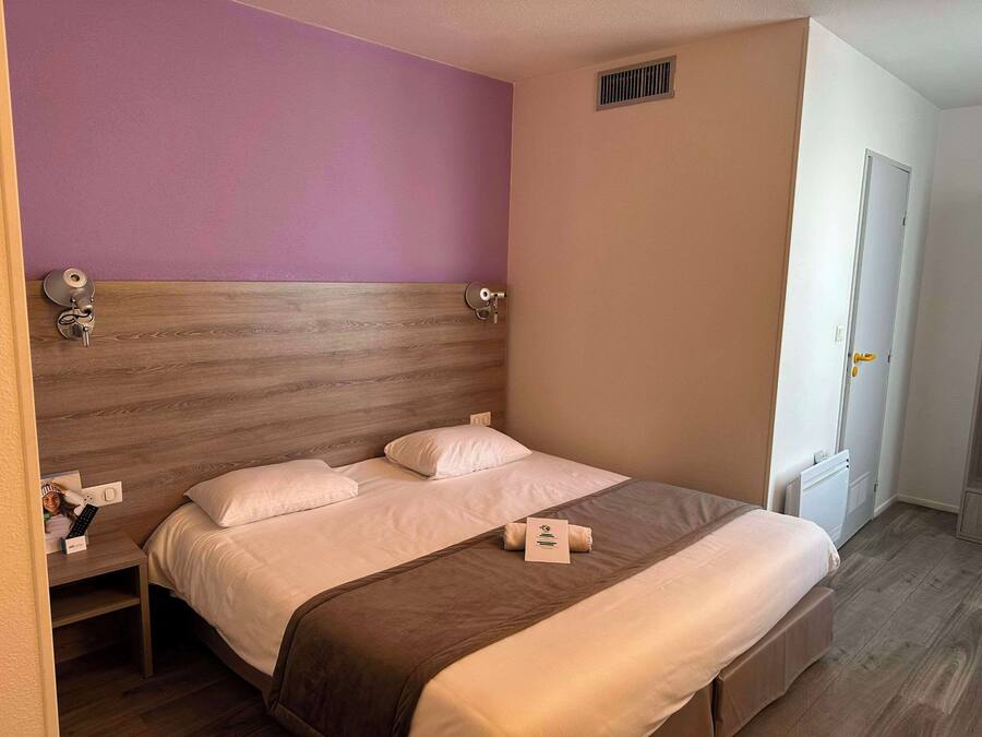 Quarto casal standard | Ferros/tábuas de passar roupa, Wi-Fi de cortesia, roupa de cama