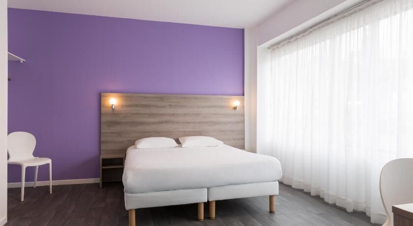 Tabla de planchar con plancha, wifi gratis y ropa de cama 