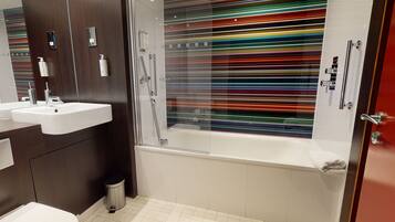 Regndusjhode, miljøvennlige toalettsaker, hårføner og håndklær