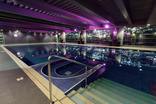 Una piscina cubierta, tumbonas