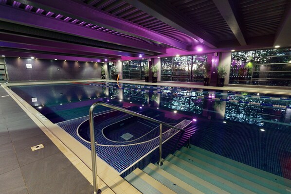 Indoor pool, pool loungers