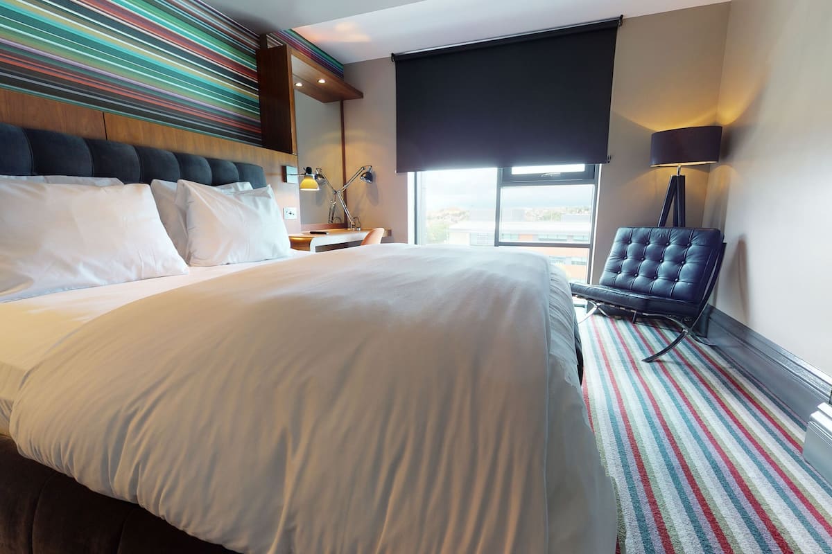 Skrivbord, arbetsyta för laptop och mörklÀggningsgardiner