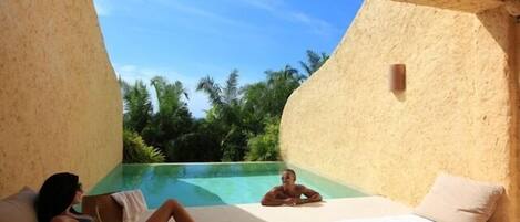 3 つの屋外プール、プール パラソル