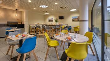 Daily continental breakfast (EUR 12.90 per person)