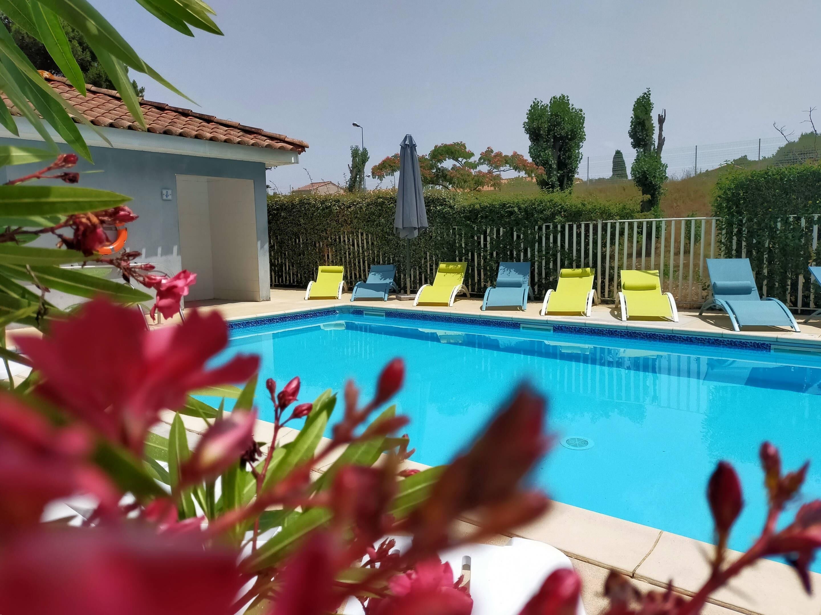 Una piscina al aire libre de temporada (de 10:00 a 20:00), tumbonas