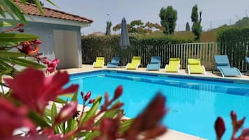 Una piscina al aire libre de temporada (de 10:00 a 20:00), tumbonas